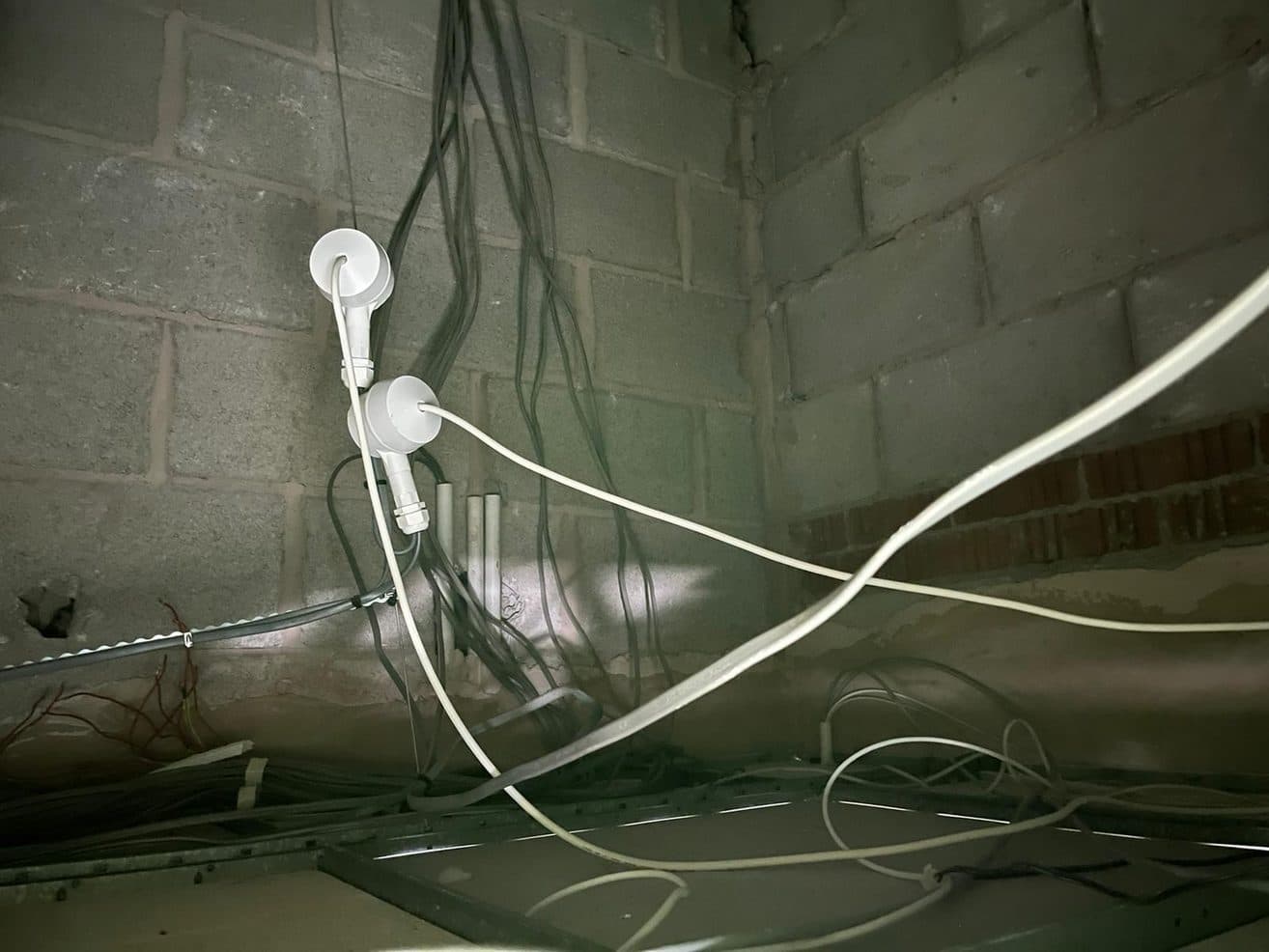 Lack of containment and cable support